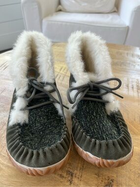 Sorel Out N About SZ 7 Green Suede & Fabric Faux Shearling Lined Moccasin